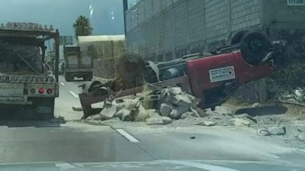 Una camioneta de Cementos Cruz Azul se volcó en el Paso Express de Cuernavaca