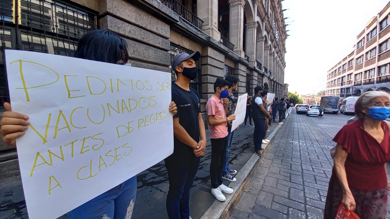FNERRR protestan en Cuernavaca exigiendo la vacunación contra COVID-19 del alumnado antes del regreso a clases