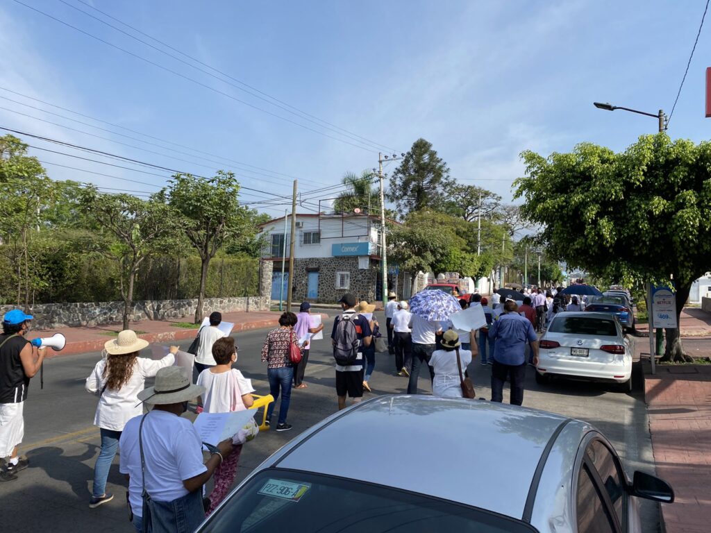 Protestan en Cuernavaca jubilados del Cobaem para exigir el pago de pensiones