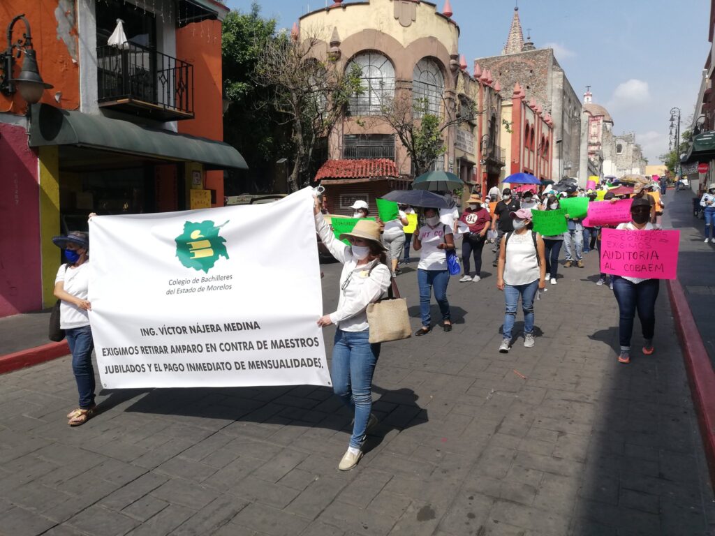 Protestan en Cuernavaca jubilados del Cobaem para exigir el pago de pensiones