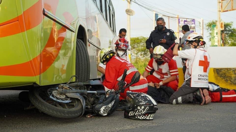 Autobús de la línea Mi Bus arrolla a motociclista en la avenida universidad de Jojutla