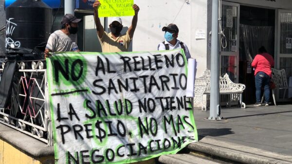 Protesta en ayuntamiento de Temixco por reactivación de relleno sanitario de Loma de Mejía, el cual representa un foto de infección para la población