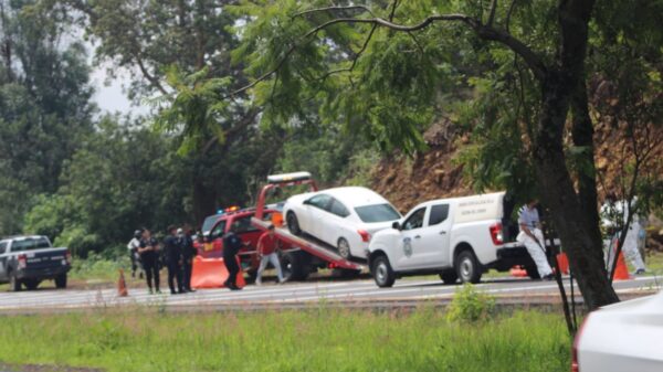Hallan dos cadáveres en la cajuela de un automóvil en autopista La Pera - Cuautla