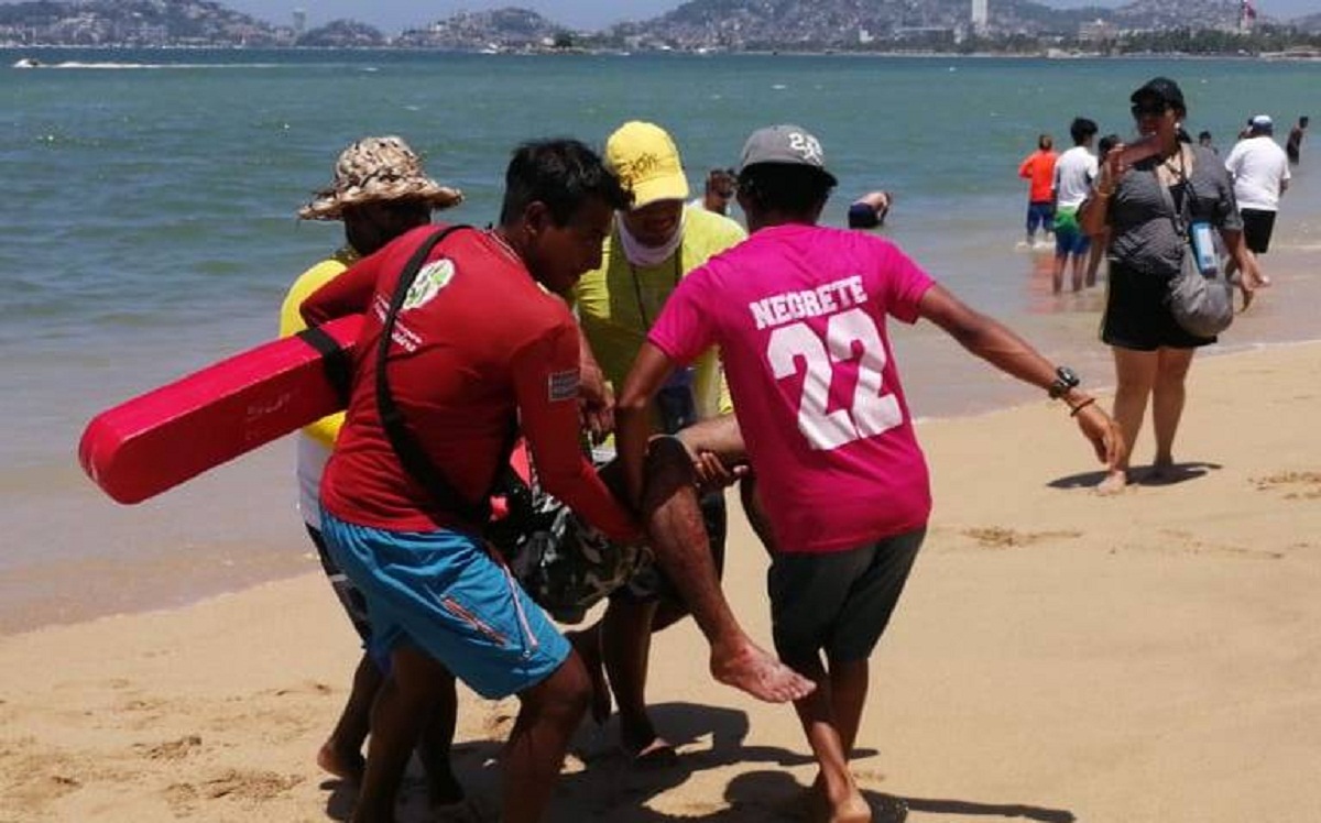 ¡Tremendo susto! Turista morelense cae de un paracaídas en playa de Acapulco
