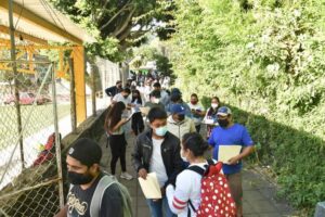 Jóvenes de 18 a 29 años abarrotan módulo de vacunación en Tepoztlán para obtener la primera dosis de la vacuna contra Covid-19