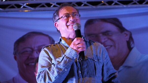 Video: Candidato a la presidencia de Colombia, Gustavo Petro, se presentó borracho en un mitin en la ciudad de Girardot