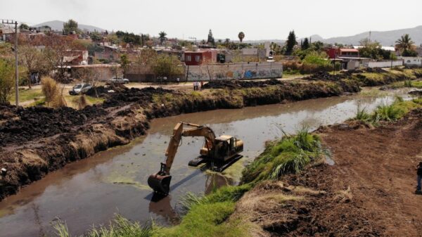 Realizan trabajos de limpieza en laguna seca de Jiutepec