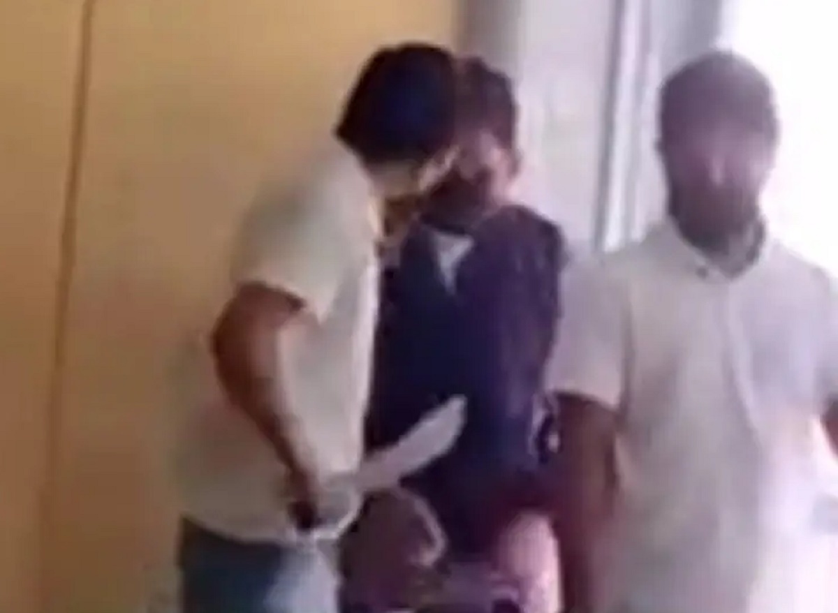 Estudiante de Secundaria 10 de Abril, en el municipio de Emiliano Zapata amenaza a un compañero con un machete 
