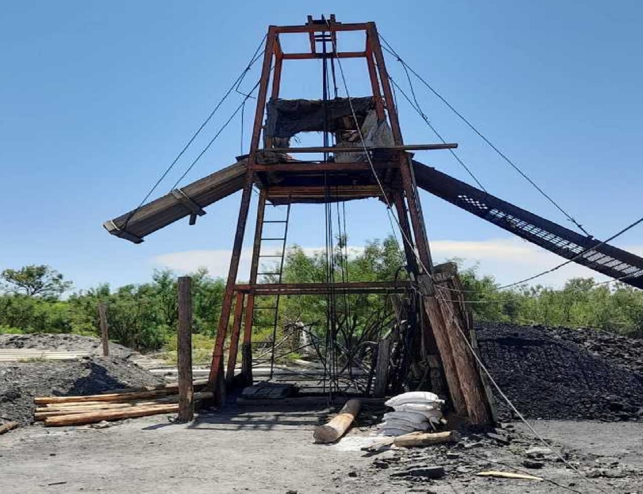 Deja derrumbe en una mina de carbón en Sabinas, Coahuila, 10 mineros atrapados y cinco lesionados 