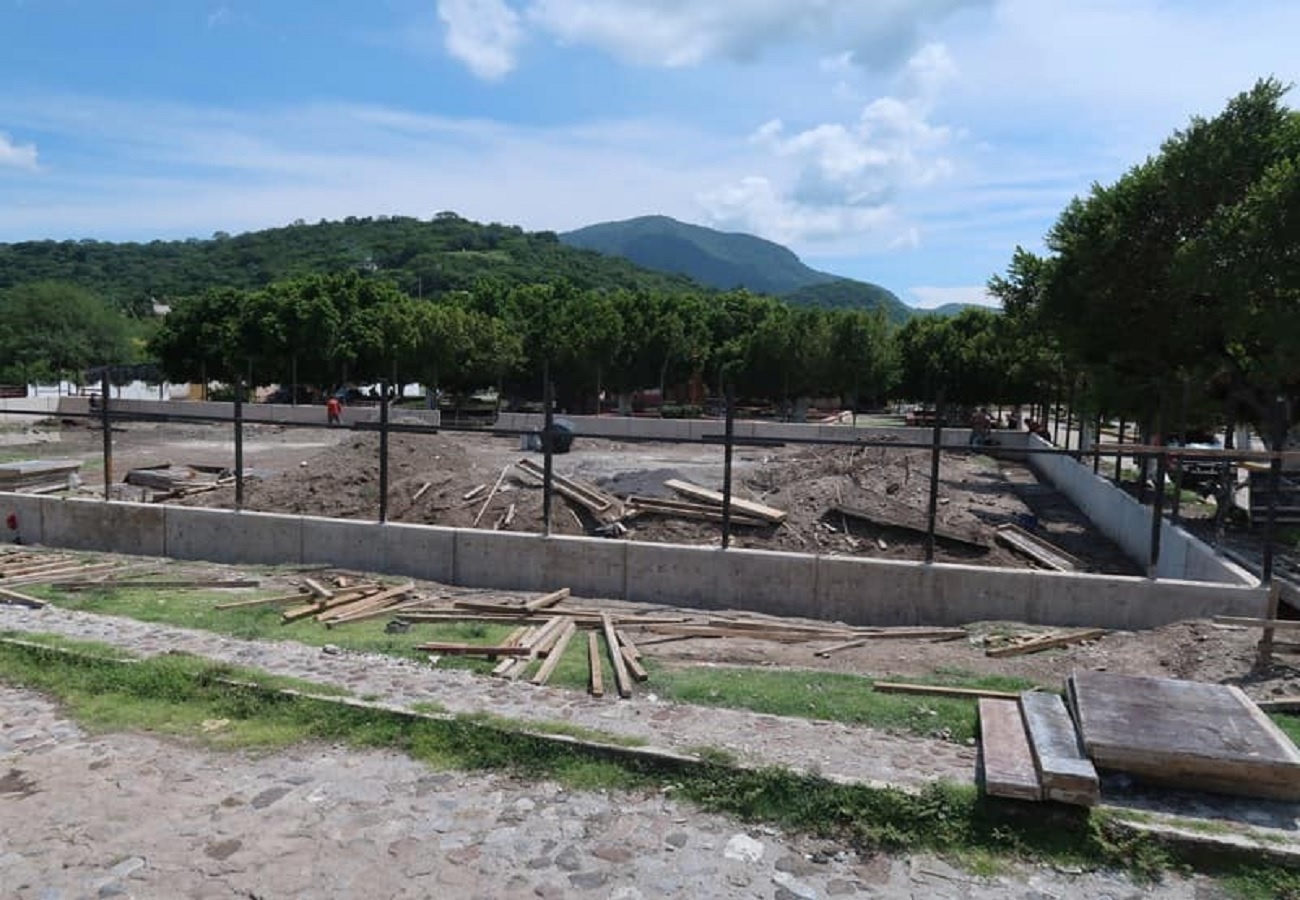 Continúan trabajos de rehabilitación en cancha deportiva de Valle de Vázquez en Tlaquiltenango