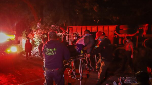 Deja cuatro muertos accidente de autobús que trasladaba a banda musical sobre el kilómetro dos de la carretera Huitzilac-Cuernavaca